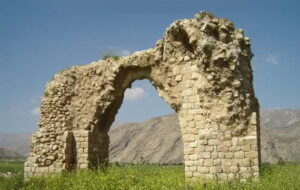 آتشکده ساسانی ۱۶۰۰ ساله پارکینگ خودرو شد! + عکس آتشکده ساسانی ۱۶۰۰ ساله پارکینگ خودرو شد! + عکس