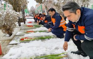 آیین گلباران مزار شهدا توسط کارکنان راهداری و حمل و نقل جادهای استان مرکزی برگزار شد آیین گلباران مزار شهدا توسط کارکنان راهداری و حمل و نقل جادهای استان مرکزی برگزار شد