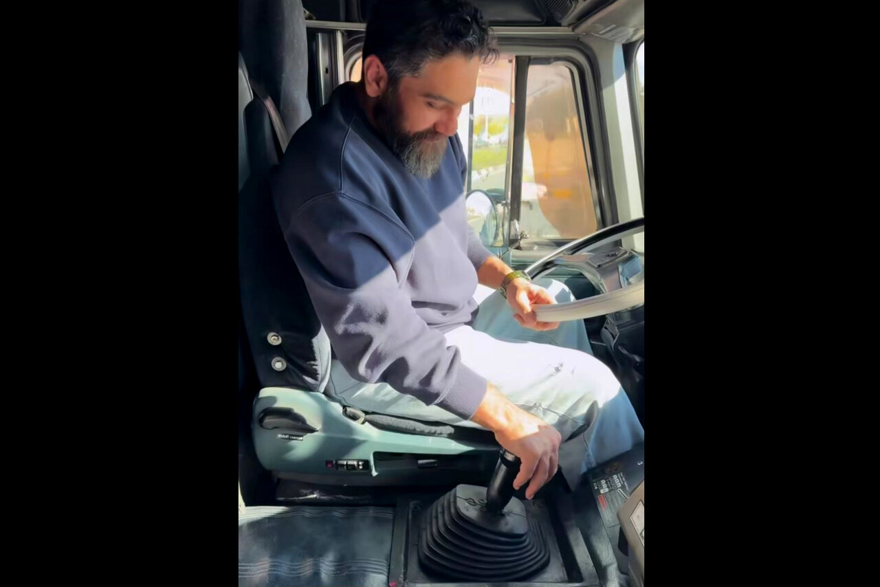 از شکستن بغض شاعر در «برمودا» تا توصیه انگیزشی خوانندهای که مدیر شد از شکستن بغض شاعر در «برمودا» تا توصیه انگیزشی خوانندهای که مدیر شد