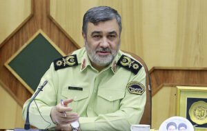 ازدحام زائران در مرزهای مهران و شلمچه / فقط اتوبوسها و خودروهای عمومی می توانند به شهرهای مرزی بروند ازدحام زائران در مرزهای مهران و شلمچه / فقط اتوبوسها و خودروهای عمومی می توانند به شهرهای مرزی بروند