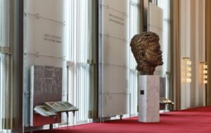 اعتراض نوازنده جز به ترامپ با لغو مراسم کریسمس؛ جریمه یک میلیون دلاری! اعتراض نوازنده جز به ترامپ با لغو مراسم کریسمس؛ جریمه یک میلیون دلاری!