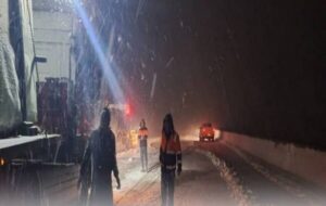 امدادرسانی به ۳۳۵ خودرو گرفتار در برف در محورهای مواصلاتی آذربایجانغربی امدادرسانی به ۳۳۵ خودرو گرفتار در برف در محورهای مواصلاتی آذربایجانغربی