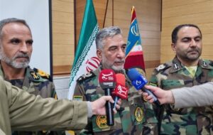 امیر چشک: برای هرگونه سناریوهای تهدید دشمن آمادهایم/ از پهپادها تا موشکهای دقیقزن امیر چشک: برای هرگونه سناریوهای تهدید دشمن آمادهایم/ از پهپادها تا موشکهای دقیقزن