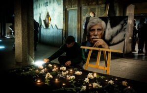 اهالی تئاتر شهر در فقدان بهرام بیضایی به سوگ نشستند اهالی تئاتر شهر در فقدان بهرام بیضایی به سوگ نشستند