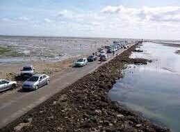 این جاده در بوشهر از وسط دریا میگذرد + عکس این جاده در بوشهر از وسط دریا میگذرد + عکس