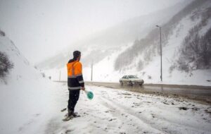 بارش برف در ۳ محور جادهای استان فارس بارش برف در ۳ محور جادهای استان فارس