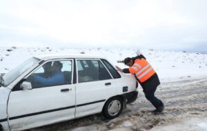 ببینید| امداد رسانی به خودروهای گرفتار شده در برف کرمان ببینید| امداد رسانی به خودروهای گرفتار شده در برف کرمان