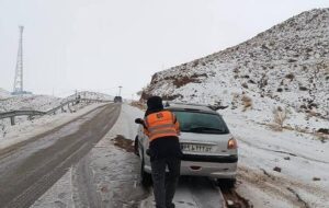 ببینید| تصاویری از تلاش راهداران؛ امدادرسانی به خودروهای در راه مانده در استان خراسان جنوبی ببینید| تصاویری از تلاش راهداران؛ امدادرسانی به خودروهای در راه مانده در استان خراسان جنوبی