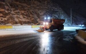 ببینید | تلاش بی وقفه راهداران گچسر در برفروبی و نمک پاشی محور کرج-کندوان ببینید | تلاش بی وقفه راهداران گچسر در برفروبی و نمک پاشی محور کرج-کندوان