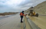 ببینید| تلاش راهداران جهت پاکسازی محور موصلاتی استان هرمزگان ببینید| تلاش راهداران جهت پاکسازی محور موصلاتی استان هرمزگان
