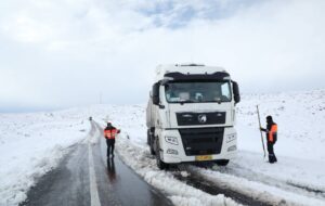 ببینید | رهاسازی تریلی گرفتار شده در برف محور سیرجان–بردسیر (گردنه خانه سرخ) توسط راهداران استان کرمان ببینید | رهاسازی تریلی گرفتار شده در برف محور سیرجان–بردسیر (گردنه خانه سرخ) توسط راهداران استان کرمان