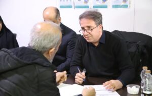 ببینید | گفتوگوی چهرهبهچهره مدیرکل راه و شهرسازی استان البرز با مردم در محل میز خدمت ببینید | گفتوگوی چهرهبهچهره مدیرکل راه و شهرسازی استان البرز با مردم در محل میز خدمت