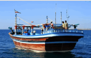 برای فرار از جنگ؛ مردم با قایق به کیش هجوم آوردند! برای فرار از جنگ؛ مردم با قایق به کیش هجوم آوردند!