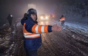 برفروبی ۴۴۰ کیلومتر از محورهای استان کرمان/ تداوم خدمترسانی راهداران در شرایط جوی زمستانی برفروبی ۴۴۰ کیلومتر از محورهای استان کرمان/ تداوم خدمترسانی راهداران در شرایط جوی زمستانی