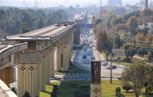 بلاتکلیفی 20 ساله قطار شهری کرمانشاه/ حصار ستونهای غولپیکر/ از تراموا تا مونوریل و دوباره مترو! بلاتکلیفی 20 ساله قطار شهری کرمانشاه/ حصار ستونهای غولپیکر/ از تراموا تا مونوریل و دوباره مترو!