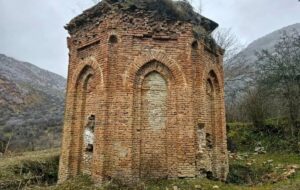 بنای ۹۰۰ ساله «بقعه درویش» درحال فروریختن! بنای ۹۰۰ ساله «بقعه درویش» درحال فروریختن!