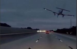 تصاویر سقوط هواپیما روی خودرو تصاویر سقوط هواپیما روی خودرو