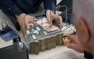 تصمیم عجیب یک نهاد/ بجای پرداخت وام اشتغال به متقاضیان وامها را صرف ساخت یک پروژه میکنیم تصمیم عجیب یک نهاد/ بجای پرداخت وام اشتغال به متقاضیان وامها را صرف ساخت یک پروژه میکنیم