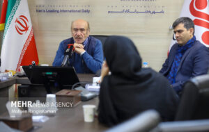 تفکری در حال کوبیدن تلویزیون است؛ مشکل امروز ما نه حجاب است نه رقص! تفکری در حال کوبیدن تلویزیون است؛ مشکل امروز ما نه حجاب است نه رقص!