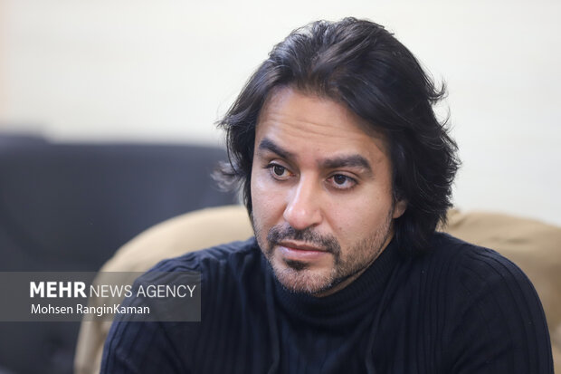 تفکری در حال کوبیدن تلویزیون است؛ مشکل امروز ما نه حجاب است نه رقص! تفکری در حال کوبیدن تلویزیون است؛ مشکل امروز ما نه حجاب است نه رقص!