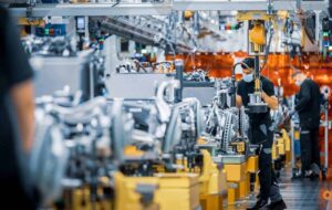 تولید در ایران؛ سهگانهی تضعیفکننده ارزی، مزدی و مالیاتی تولید در ایران؛ سهگانهی تضعیفکننده ارزی، مزدی و مالیاتی