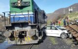 جزئیات وحشتناک از برخورد قطار با خودرو در ایستگاه راهآهن شازند جزئیات وحشتناک از برخورد قطار با خودرو در ایستگاه راهآهن شازند