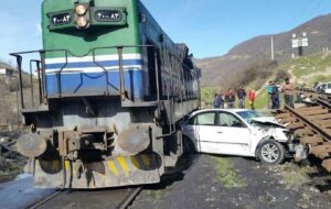 جزئیات وحشتناک از برخورد قطار با خودرو در ایستگاه راهآهن شازند جزئیات وحشتناک از برخورد قطار با خودرو در ایستگاه راهآهن شازند