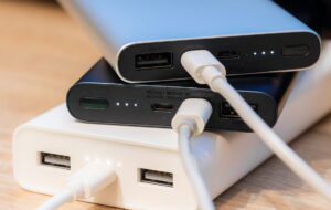 حمل پاور بانک در هواپیما برای زائران اربعین ممنوع شد؟ حمل پاور بانک در هواپیما برای زائران اربعین ممنوع شد؟