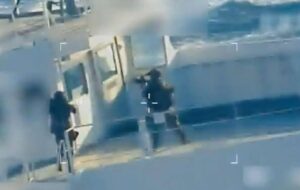 حمله کماندوهای آمریکایی به محموله ایران در کشتی چینی/ محموله توقیف شد حمله کماندوهای آمریکایی به محموله ایران در کشتی چینی/ محموله توقیف شد