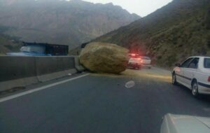 خطر سیلاب و ریزش سنگ بیخ گوش مسافران شمال خطر سیلاب و ریزش سنگ بیخ گوش مسافران شمال