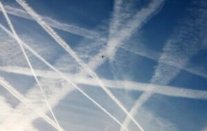 خطوط مرموز در آسمان تهران / رد موشک یا هواپیما؟ خطوط مرموز در آسمان تهران / رد موشک یا هواپیما؟