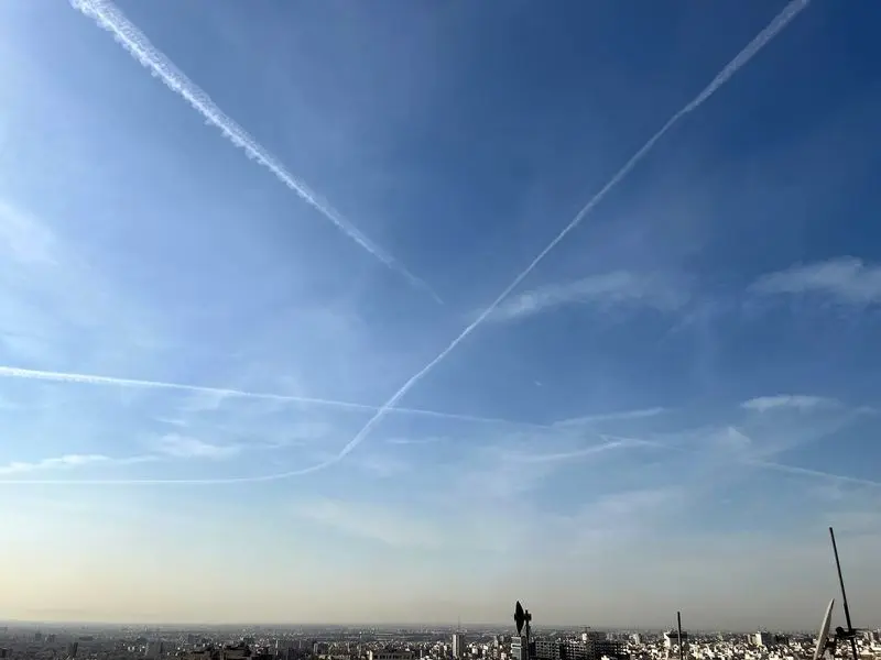 خطوط مرموز در آسمان تهران / رد موشک یا هواپیما؟ خطوط مرموز در آسمان تهران / رد موشک یا هواپیما؟
