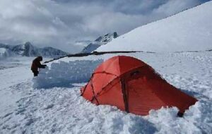 دانستنی های سفر زمستانی؛ چگونه در برف کمپ بزنیم؟ دانستنی های سفر زمستانی؛ چگونه در برف کمپ بزنیم؟