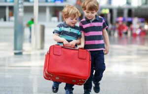 دانستنی های سفر؛ نکات مهمی که برای سفر کردن با کودکان باید بدانید دانستنی های سفر؛ نکات مهمی که برای سفر کردن با کودکان باید بدانید
