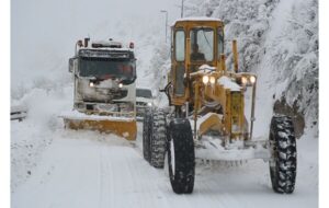 راهداری زمستانی؛ پیشانی خدمت رسانی صادقانه راهداران در گردنه های مازندران راهداری زمستانی؛ پیشانی خدمت رسانی صادقانه راهداران در گردنه های مازندران