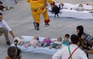 رسم های عجیب در دنیا؛ از انجماد مو در کاندا تا فستیوال پرش از روی نوزاد در اسپانیا + عکس رسم های عجیب در دنیا؛ از انجماد مو در کاندا تا فستیوال پرش از روی نوزاد در اسپانیا + عکس