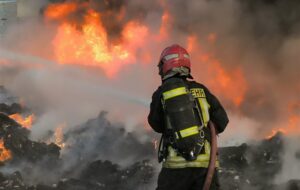 روایتی از مردانی که در 365 روز سال در حال نبرد هستند/دقایقی که هر ثانیه آن جان را نجات می دهد روایتی از مردانی که در 365 روز سال در حال نبرد هستند/دقایقی که هر ثانیه آن جان را نجات می دهد