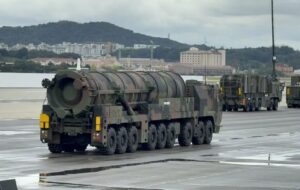 رونمایی از موشک هیونمو-۵ با کلاهک 8 تنی / هیولا آماده پرتاب شد رونمایی از موشک هیونمو-۵ با کلاهک 8 تنی / هیولا آماده پرتاب شد