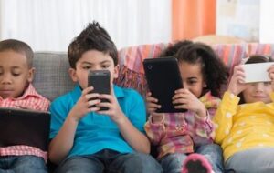 زنگ خطر برای والدین؛ شبکههای اجتماعی تمرکز کودکان را میبلعد زنگ خطر برای والدین؛ شبکههای اجتماعی تمرکز کودکان را میبلعد