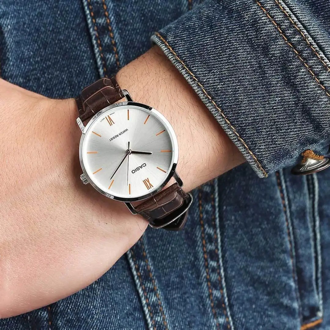 ساعت بند چرمی مارک دار یا بند استیل؟ بررسی ارزش اقتصادی هر کدام برای مردان شاغل ساعت بند چرمی