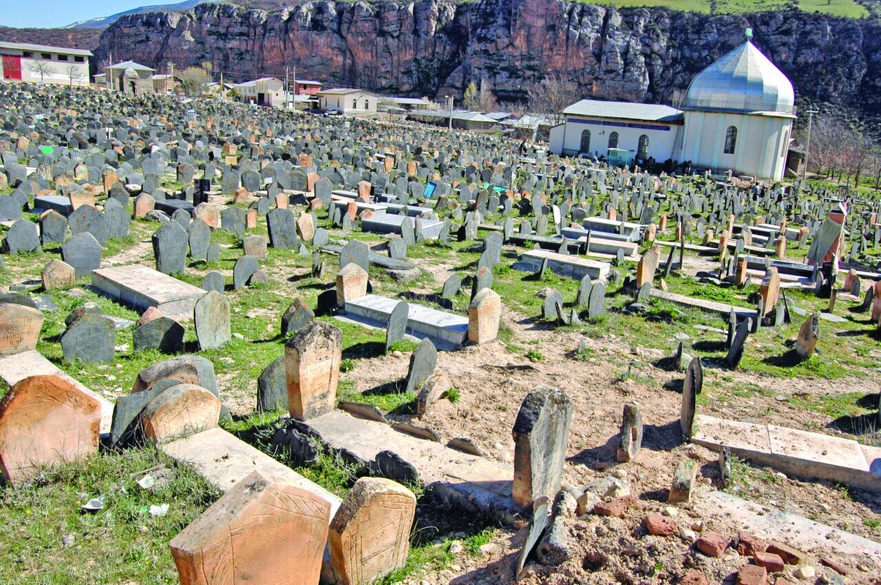 سنگ قبرهای اسرارآمیز در گورستانهای شمال ایران + عکس سنگ قبرهای عجیب در گورستانهای شمال ایران