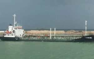 سپاه شناور حامل 350 هزار لیتر سوخت قاچاق را توقیف کرد/ 13 ملوان دستگیر شدند سپاه شناور حامل 350 هزار لیتر سوخت قاچاق را توقیف کرد/ 13 ملوان دستگیر شدند