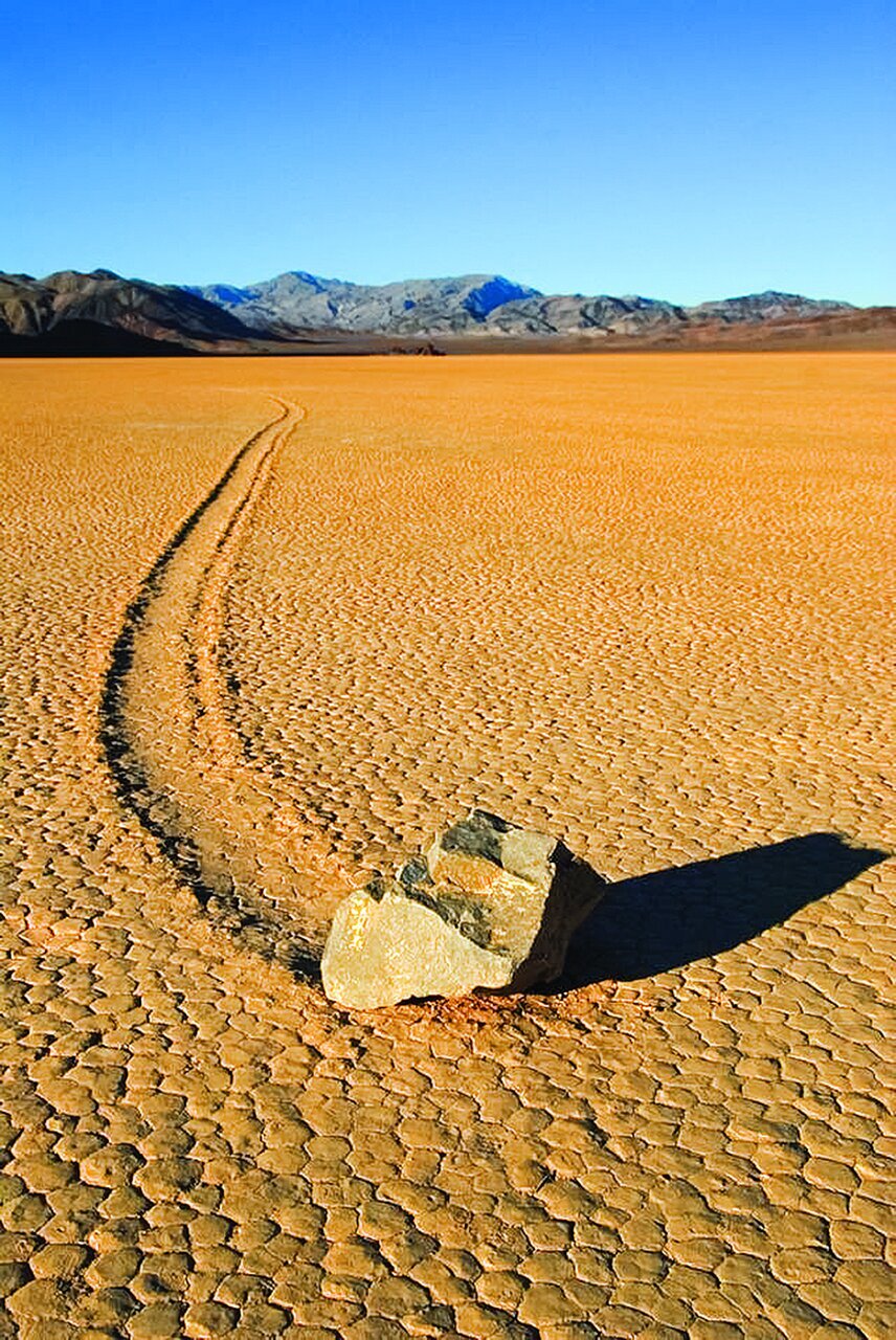 عجیبترین نقطه جهان / جایی که سنگها راه میروند مکانهای عجیب و غریب