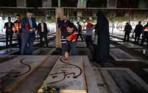 غبارروبی مزار شهدای اهواز به مناسبت هفته حملونقل، رانندگان و راهداری غبارروبی مزار شهدای اهواز به مناسبت هفته حملونقل، رانندگان و راهداری