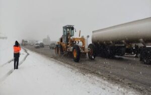 فعالیت سامانه جدید بارشی در ۱۲ استان کشور/ آمادهباش کامل راهداران برای اجرای عملیات برفروبی فعالیت سامانه جدید بارشی در ۱۲ استان کشور/ آمادهباش کامل راهداران برای اجرای عملیات برفروبی