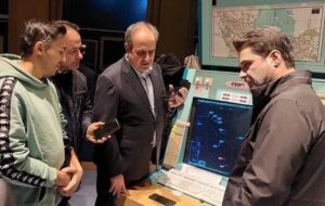 قدردانی تلفنی وزیر راه و شهرسازی از کارکنان مرکز کنترل فضای کشور در شب یلدا قدردانی تلفنی وزیر راه و شهرسازی از کارکنان مرکز کنترل فضای کشور در شب یلدا