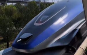 قطار مغناطیسی چین با سرعت ۶۰۰ کیلومتر در ساعت بالاخره حرکت کرد! قطار مغناطیسی چین با سرعت ۶۰۰ کیلومتر در ساعت بالاخره حرکت کرد!