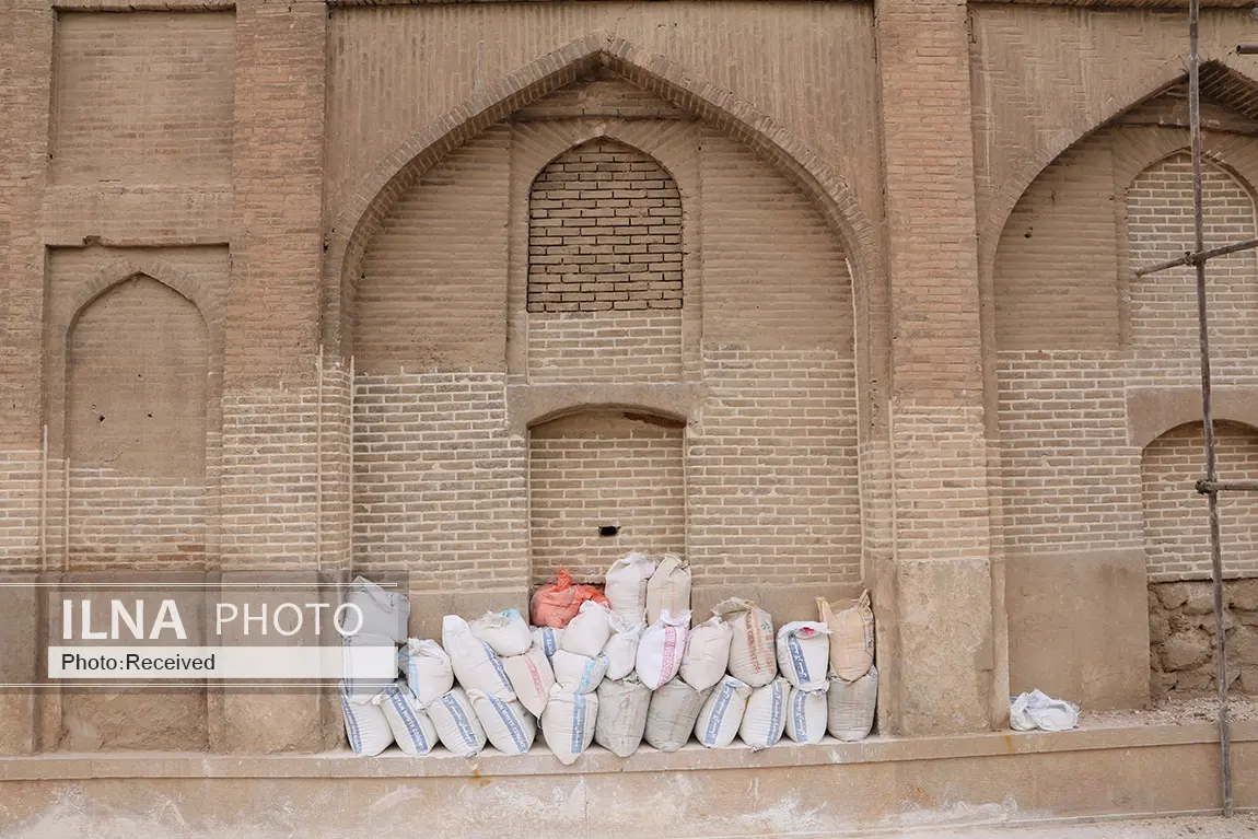 مرمت مدرسه خان شیراز با سیمان سفید! مرمت مدرسه خان شیراز با سیمان سفید!