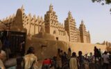 مسجد بزرگ و عجیبی که هرسال از نو ساخته می‌شود! + عکس