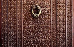 مقاومت یک در چوبی در برابر حمله دشمن! مقاومت یک در چوبی در برابر حمله دشمن!